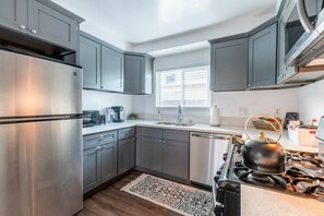 冷蔵庫、電子レンジ、オーブン、コンロ