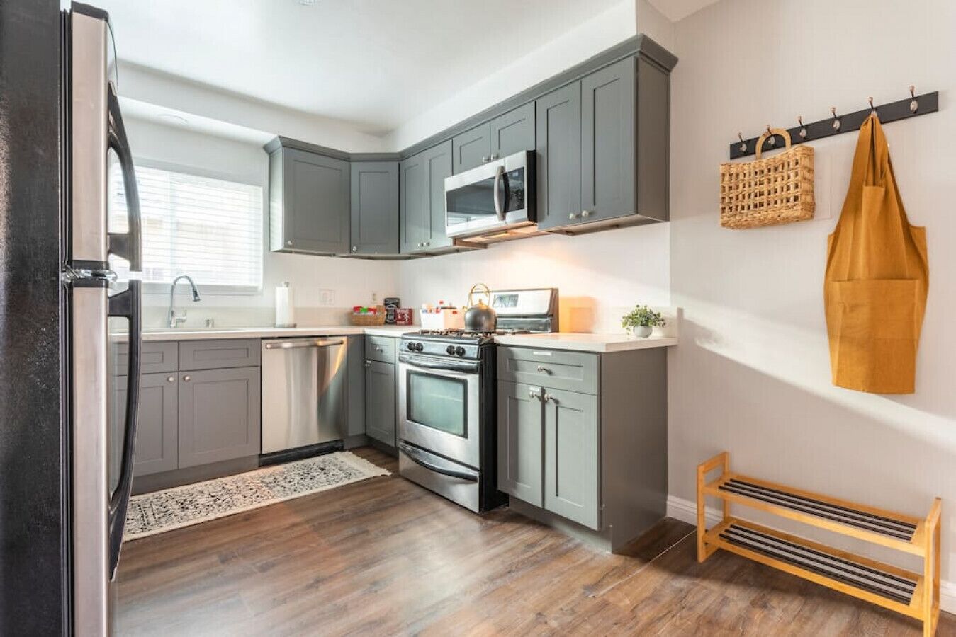 Kjøleskap, mikrobølgeovn, ovn og kokeplater