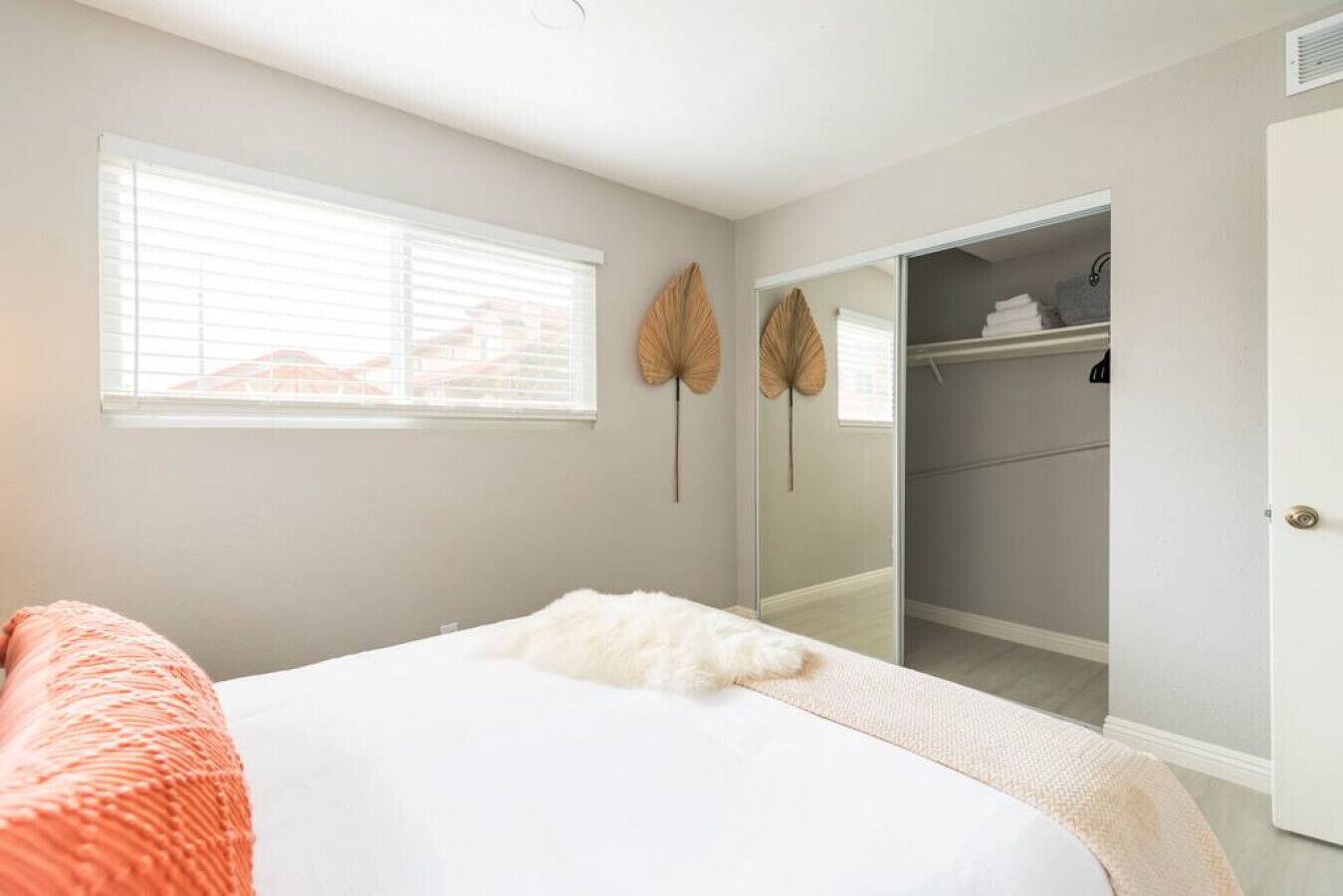 2 soverom, skrivebord, strykejern/-brett og wi-fi