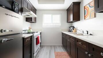 Een koelkast, een magnetron, een oven, een kookplaat