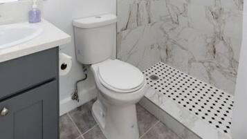 Douche, sèche-cheveux, serviettes fournies, savon