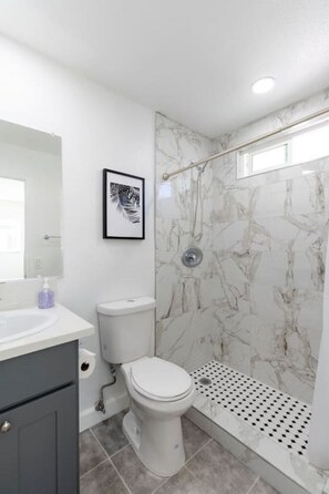 Suihku, hiustenkuivaaja, pyyhkeet, saippua