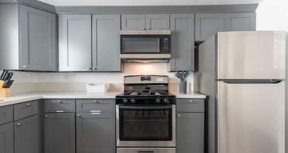 New DT Alhambra Family Vacation Home with King Bed