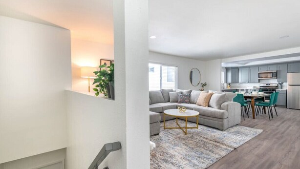 Eine moderne Wohnung mit Wohnzimmer, Essbereich und Küche.