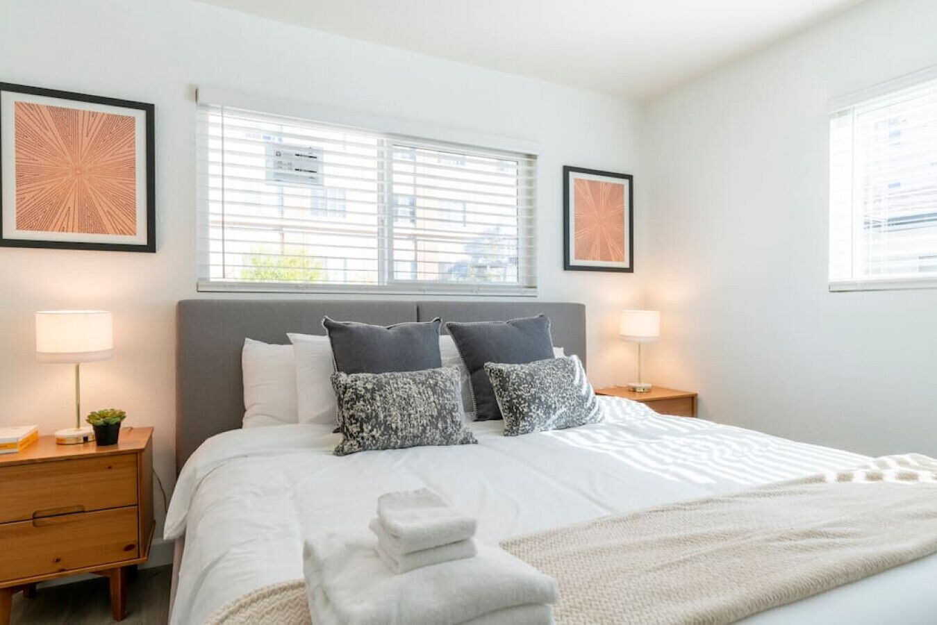 3 habitaciones, tabla de planchar con plancha, wifi y ropa de cama 