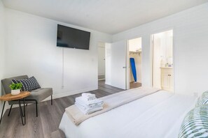 2 bedrooms, desk, iron/ironing board, WiFi