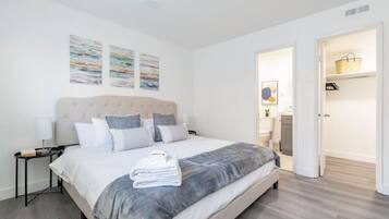 2 bedrooms, desk, iron/ironing board, WiFi