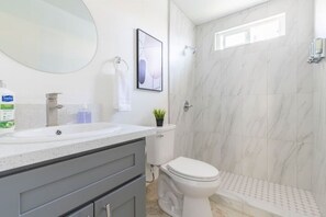 Shower, hair dryer, towels, soap - Cozy 2BR/2BA Apt in DT Alhambra + EV Charger (Alhambra)