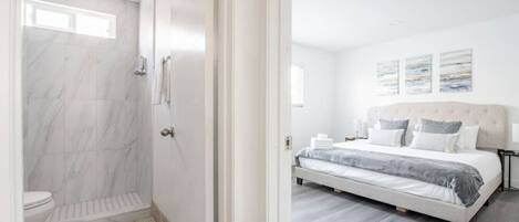 2 bedrooms, desk, iron/ironing board, WiFi