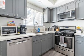 Kühlschrank, Mikrowelle, Ofen, Herdplatte