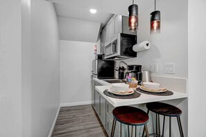 Refrigerador, microondas, parrilla de estufa y cafetera y tetera 