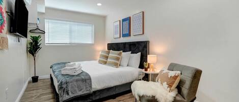 1 dormitori, planxa i posts de planxar, wifi i roba de llit