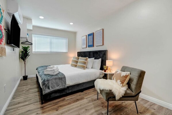 1 habitación, tabla de planchar con plancha, wifi y ropa de cama 