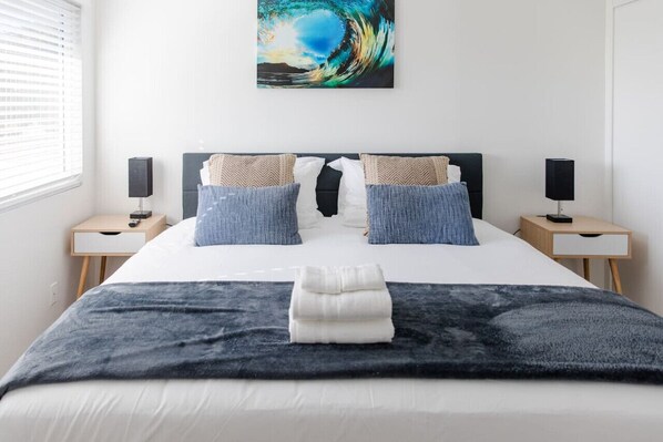 2 Schlafzimmer, Schreibtisch, Bügeleisen/Bügelbrett, Reisekinderbett