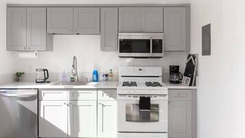 Frigorifero, microonde, forno, piano cottura