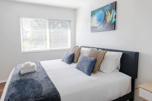 2 bedrooms, desk, iron/ironing board, travel crib - 004 2BR/2BA condo in DT Alhambra + EV Charger (Alhambra)