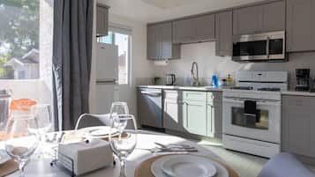 Een koelkast, een magnetron, een oven, een kookplaat