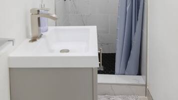 Een haardroger, zeep, shampoo