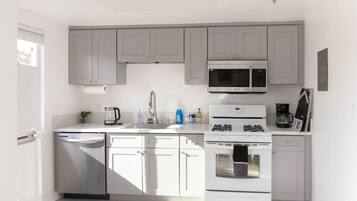 Een koelkast, een magnetron, een oven, een kookplaat