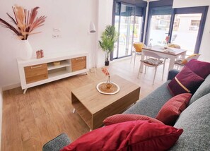 Comfort penthouse, uitzicht op de baai | Woonruimte | Televisie