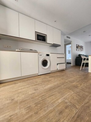 Comfort appartement, uitzicht op de stad | Privékeuken | Een koelkast met diepvriezer, een microgolfoven, een kookplaat