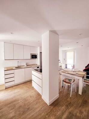 Comfort Penthouse, Bay View | Private kitchen | Full-sized fridge, microwave, stovetop, dishwasher - Novamar apartamentos (Fuengirola)