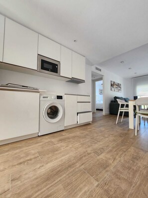 Apartamento Confort, vistas a la ciudad | Cocina privada | Frigorífico grande, microondas, placa de cocina y lavavajillas