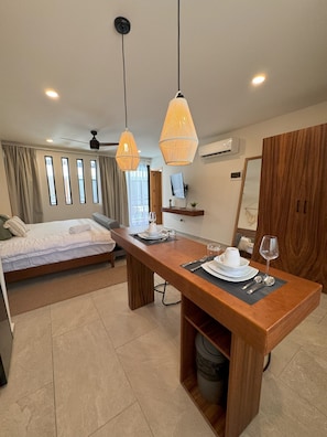 Deluxe Studio Suite, Balcony, Resort View | Dining room