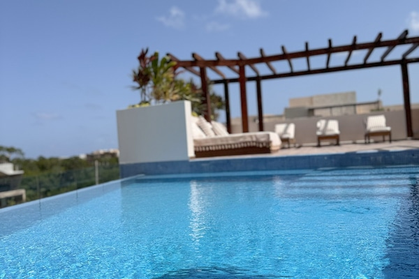 Una piscina al aire libre