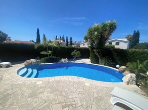Outdoor pool - Villa Crystal Coral Bay! Heated pool! 10 minute walk to the beach, shops, cafés  (Peyia)