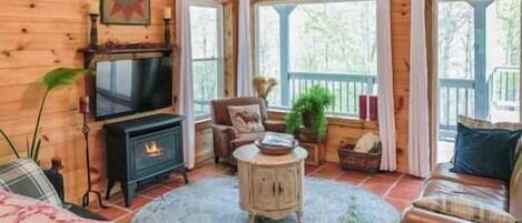 Una televisión, una chimenea