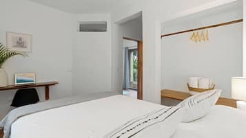 Espacio para trabajar con laptop y camas plegables/adicionales