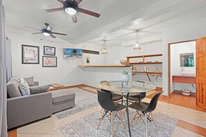 Family Villa, Garden View | Living area | 43-inch Smart TV with digital channels, Netflix, streaming services - Villas Vibras (Tamarindo)