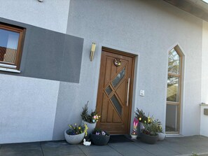 Exterior detail - 4-bedroom house with sun terrace and garden in Bavaria, WiFi, free parking (Bruck in der Oberpfalz)