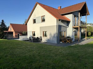 Outdoor dining - 4-bedroom house with sun terrace and garden in Bavaria, WiFi, free parking (Bruck in der Oberpfalz)