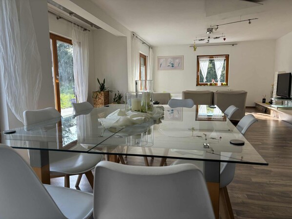 Dining - 4-bedroom house with sun terrace and garden in Bavaria, WiFi, free parking (Bruck in der Oberpfalz)