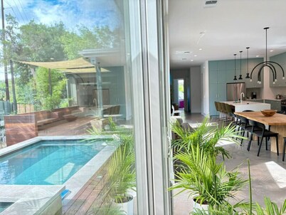 Downtown 6 bedroom house with pool. Walk to ACL