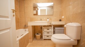 Shower, towels - Coto Real Naxos apt 401 (Manilva)