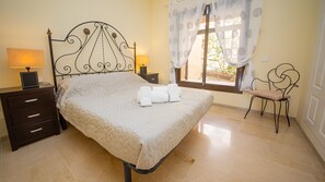 2 bedrooms, iron/ironing board, free WiFi, bed sheets - Coto Real Naxos apt 401 (Manilva)