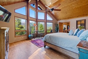 3 bedrooms, desk, iron/ironing board, WiFi - 3BD Stunning Views, Hot Tub, Dog-Friendly (Breckenridge)
