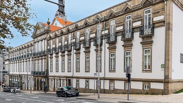 A historic building with a symmetrical facade, multiple balconies, and a prominent entrance. - Fantasy Hostel Porto (Porto)