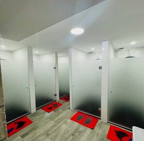 Shower, hair dryer, soap, shampoo - Fantasy Hostel Porto (Porto)