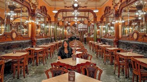 A grand, ornately decorated restaurant with high ceilings, chandeliers, and mirrored walls. - Fantasy Hostel Porto (Porto)
