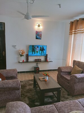 Living area - 3 BEDROOM AIRBNB-SAFE,SECURE,CLEAN, COMFORTABLE (Pungu)