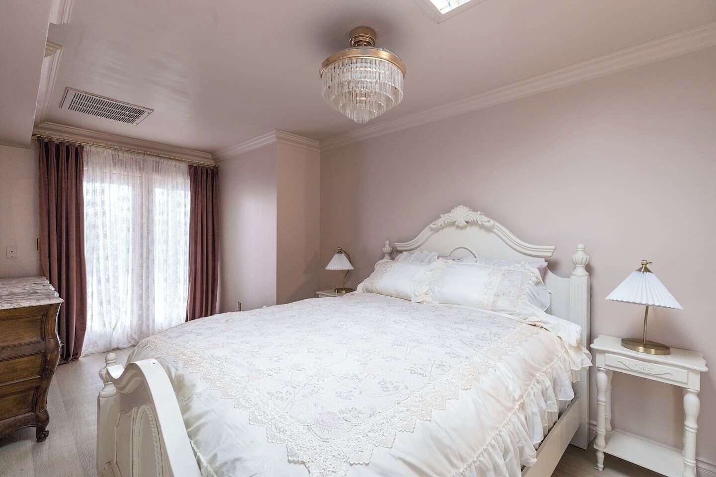 5 bedrooms, iron/ironing board, WiFi, bed sheets