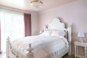 5 bedrooms, iron/ironing board, free WiFi, bed sheets - NEW  The Pink Palace (Mesa)