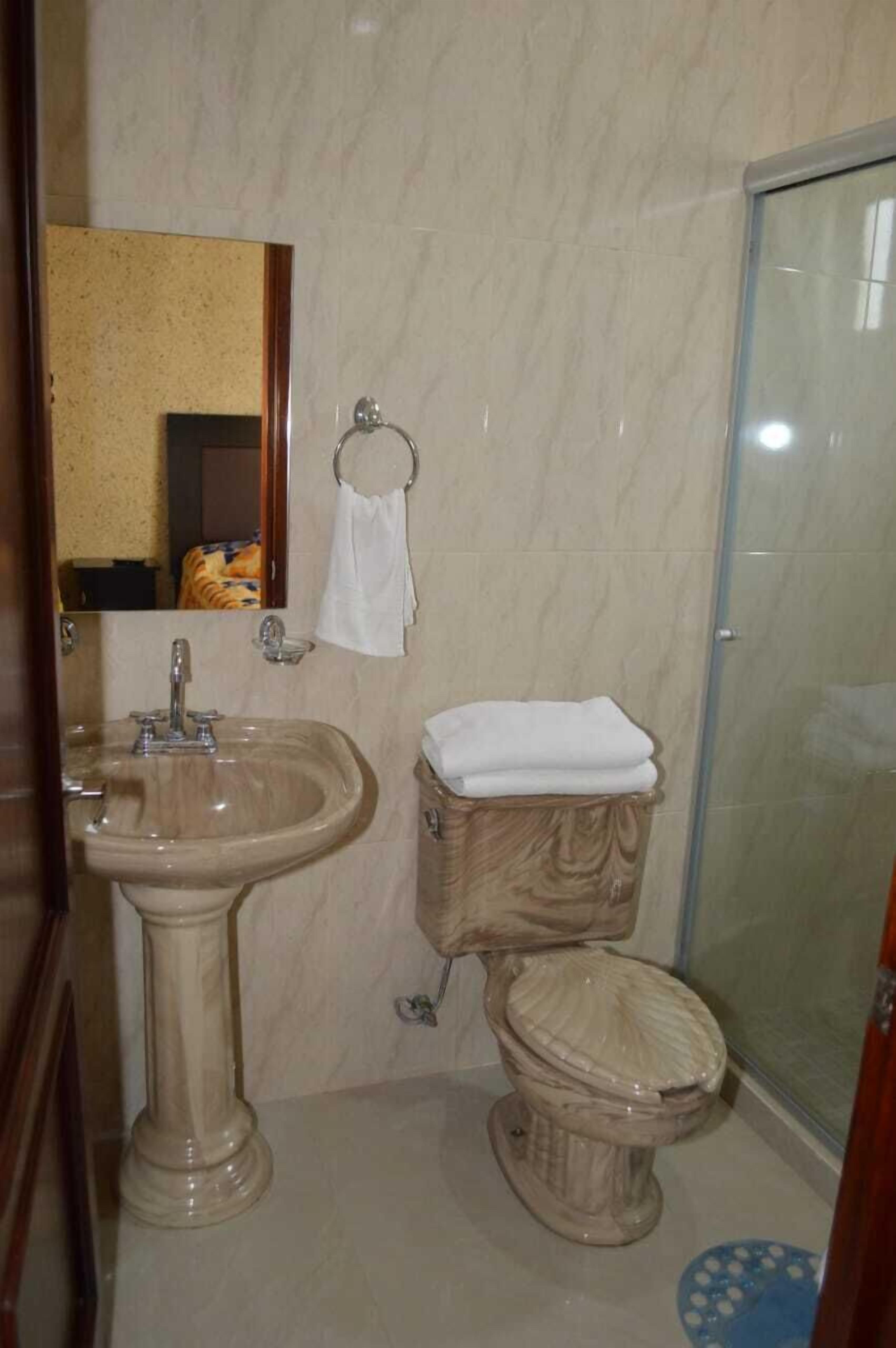 Ducha, toallas, jabón, shampoo