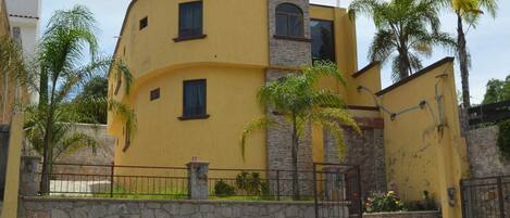 Vista frontal de la propiedad por la tarde o noche