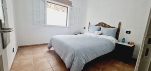 2 chambres, fer et planche à repasser, Wi-Fi, draps fournis