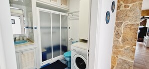 Haartrockner, Handtücher, Seife, Toilettenpapier